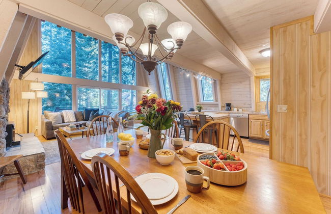 Lundy Bearden Serene Tahoe Retreat With Deck, Fireplace, and Forest Views - Foto 13