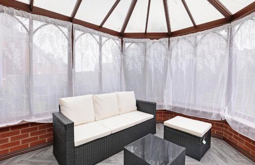 3 Bedroom House with Free Parking - Foto 25