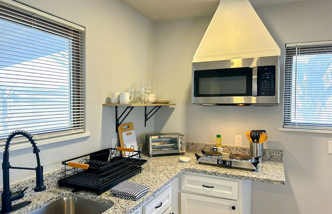 Vintage Gem in Prime Location Cozy 1BR Oasis - Photo 11