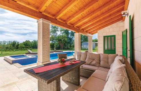 4 Bedroom Gorgeous Home In Pican - Photo 15