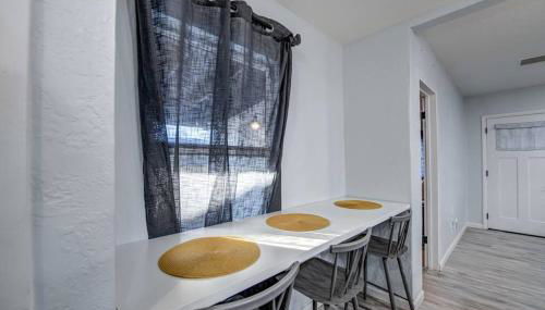 Modern Home-Downtown-3 Bedroom- King Bed - Foto 4