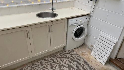 Quiet location close to centre - Photo 5