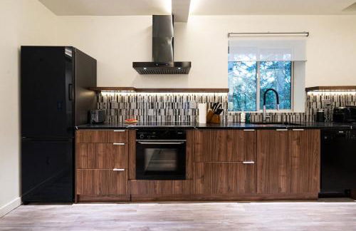 Modern Loft with Park Like Setting View - Foto 20