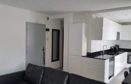 50 M2 -T3- 4 personnes - Moderne-Climatisé-2 chambres-Wifi -Très grande terrasse de 35 M2 avec BBQ-1er étage dans petit immeuble - Vue magnifique et dégagée - Foto 7