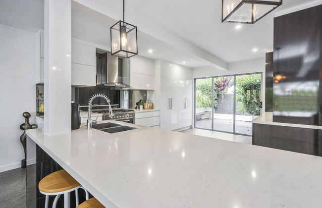 Essence House - 4 Bedroom Holiday Home - Photo 6