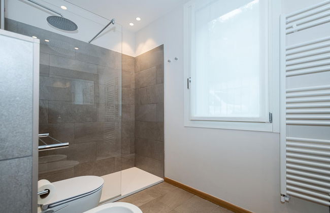 Luxury 1 in Como With 2 Bedrooms and 2 Bathrooms - Photo 10