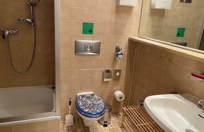 Stylish Apartment With Modern Amenities and Scenic Views - Photo 7