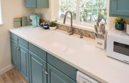 Sequim Escape with Gas Grill and Deck, Walk to Beach! - Foto 17