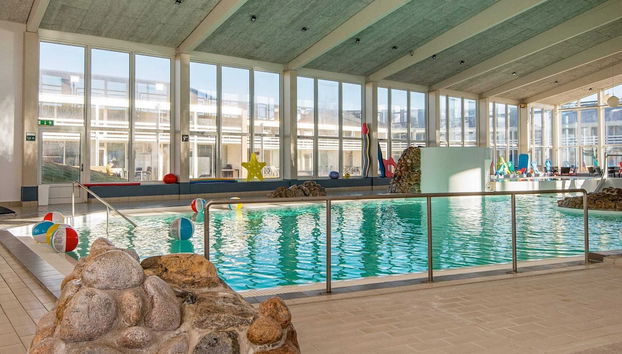 8 Person Holiday Home on a Holiday Park in Ringkobing - Foto 4, Piscina