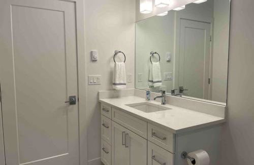 Gorgeous 1 BR Suite in a New House Free Parking - Foto 12