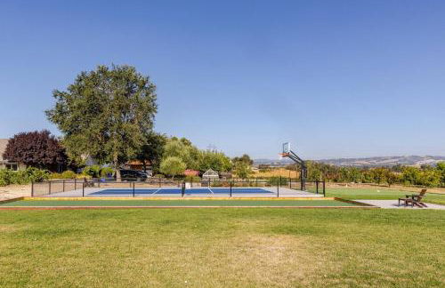 Serene Vineyard•Deck, Pickleball, Views~ Near Town - Foto 29