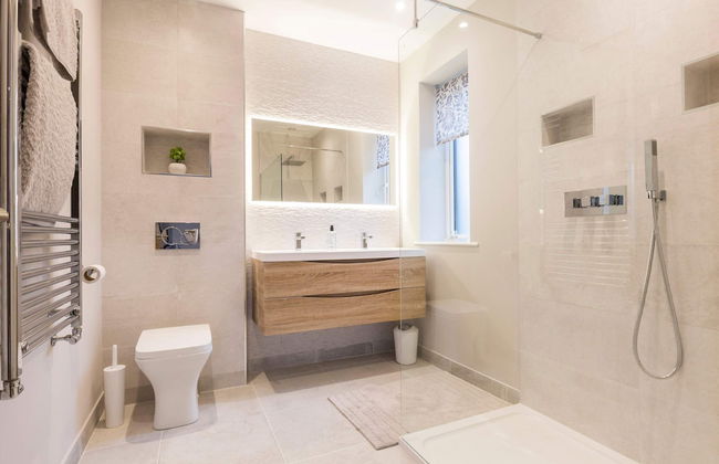 Stylish new Home With Parking - King Beds Garden - Foto 54