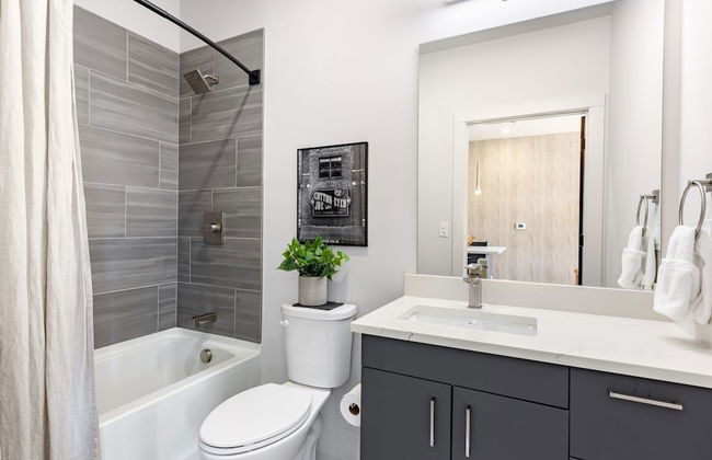 Prime Walkable Midtown Location Pool Gym Outlaw s Den by Avantstay - Foto 21