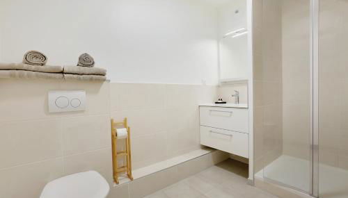 La Résidence Alpha Viroflay 101 - 1 chambre - 4 pers - Foto 3, towels, Shower