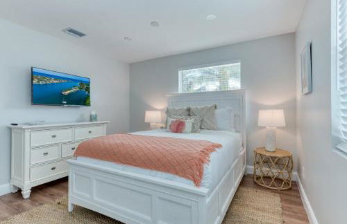 Tropical Villa Pool Home w/ Tiki Bar! Sleeps 9! - Foto 9