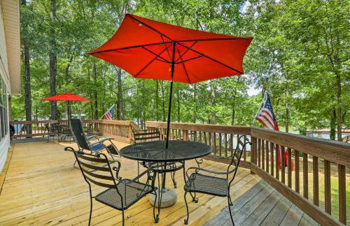 Waterfront Sparta Gem with Fire Pit and Kayak! - Foto 25