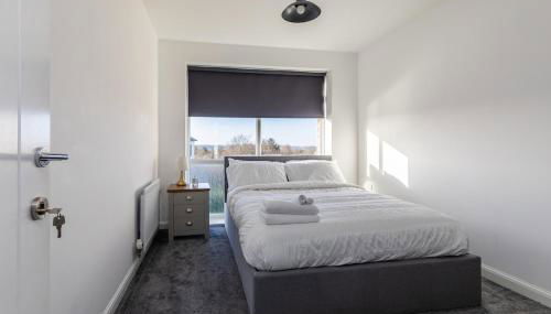 Lane End - Bright & Spacious 2-Bed Flat with Balcony & Parking - Foto 4