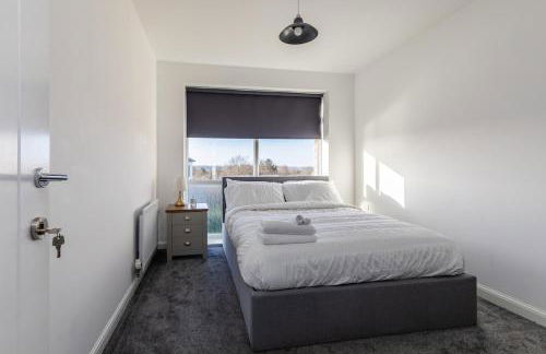 Lane End - Bright & Spacious 2-Bed Flat with Balcony & Parking - Foto 4