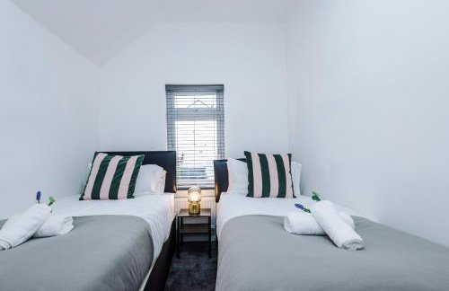 Spacious 4 Bed in Birmingham by 53 Degrees Property, Ideal for Business or Families, Games Room! - Foto 25