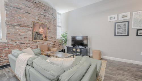Lavishly Designed Home With Office Close to T - Photo 3