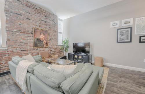 Lavishly Designed Home With Office Close to T - Photo 3