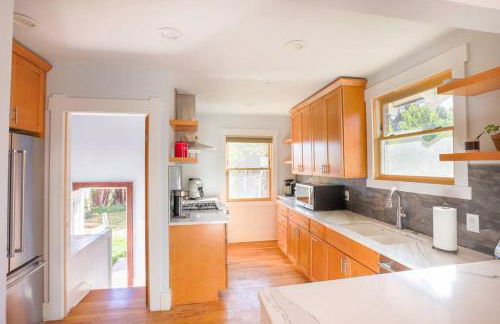 Charming 1920s Retreat Modern Kitchen 5 minutes to Dining and Med District - Foto 37