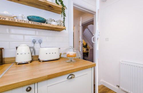 Country Charm Cottage Sleeps 4 & Free Parking - Photo 16