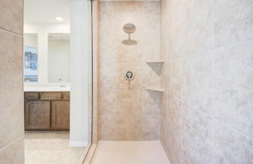 Meticulously-maintained 3-BR Townhouse w/ Backyard ~ Double-Story! - Foto 36