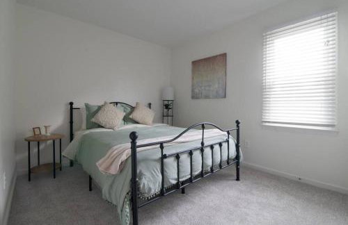 Near Historic Downtown Apex, Sleeps 8, King Bed - Foto 13