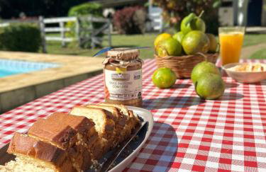 Casarão Miguel Pereira - Refúgio na Natureza com Lareira Externa, Piscina, Fondue e Amplo Jardim - 12 Min do Parque Terra dos Dinos - Foto 4