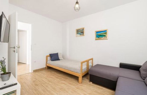 1 Bedroom Lovely Apartment In Vlasici - Foto 6