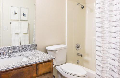 Home with Fenced Yard Near Dtwn Rogers! - Foto 17