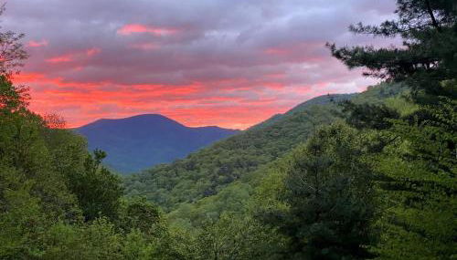 Romantic Getaway or Family Vacay with Mountain Views & Hot Tub - Foto 3