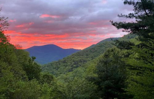 Romantic Getaway or Family Vacay with Mountain Views & Hot Tub - Foto 3