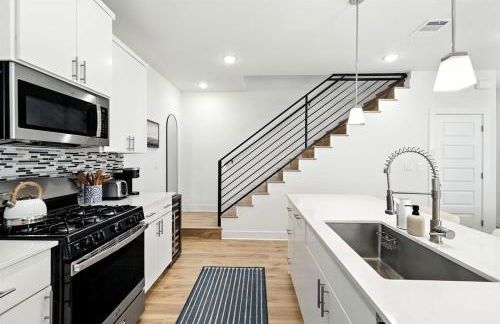 Luxe 2023NewBuild Entire home with 3BR 7BDs Ideal for Long Winter Stays, Outdoor, Central - Foto 10