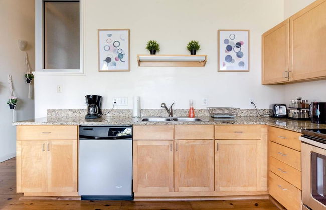 Hip & Vibrant 2 Bedroom Apartment with Parking & Wifi - Foto 26