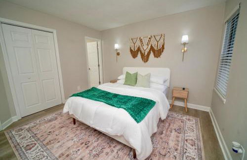 Uptown LUXE Retreat with Parking & Walk to City Center - Foto 23