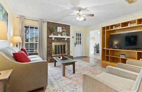 Large Fenced Yard near Midtown- Shamrock Stay - Foto 6