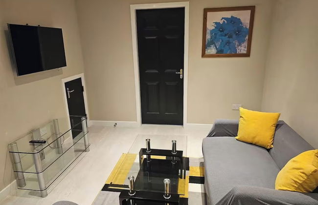 Charming 3 Bed Home in Stepps, Glasgow - Garden & Patio - Foto 22