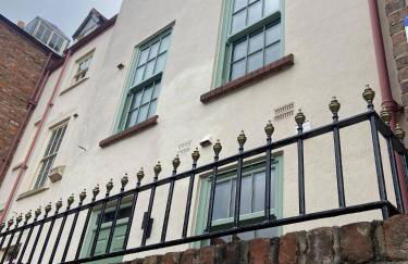 Grammar School Yard Four Bedroom Free Parking - Foto 1