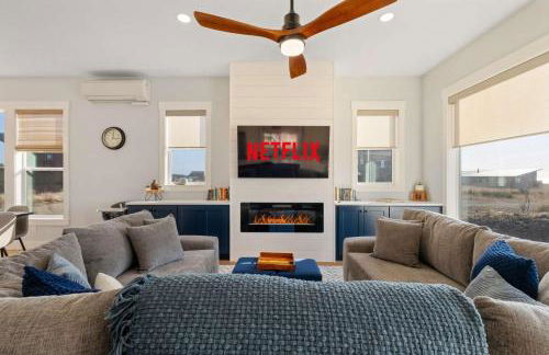 Brand-New Beach Retreat Hot Tub Sleeps 13 - Foto 8