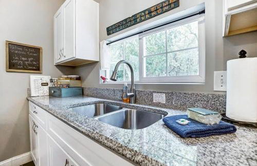 Updated 3bd Cottage on Bike Trail w/ River access! - Foto 45