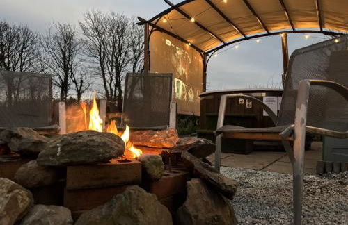 Luxury Hot Tub Glamping with Outdoor Cinema near Newborough Beach – Llanfair Hall - Foto 2