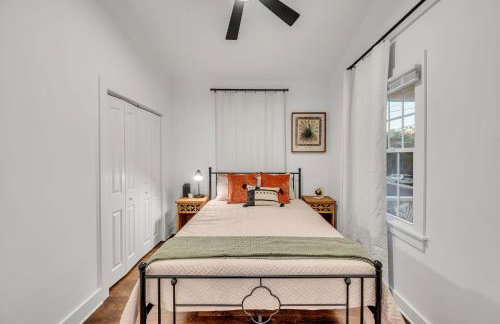 Fully Furnished Bungalow with Deck Near City Center - Foto 6