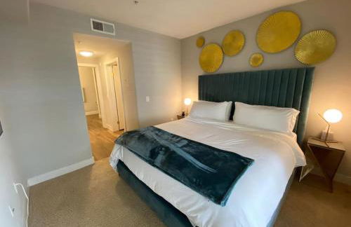 Lux One Bedroom Condo with Garden View - Photo 14