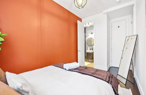 Mid-Century Stay 5BR and 5 Baths w PS5 & Laundry - Foto 20