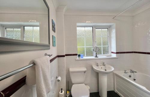 4 Bed Retreat with Balcony & Estuary views - Photo 52