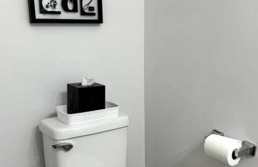 Bright Spacious Renovated Home Master on Main - Foto 38