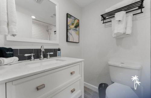 Lake View Top Floor 2 Bed 2 Bath Condo with Balcony - Foto 26