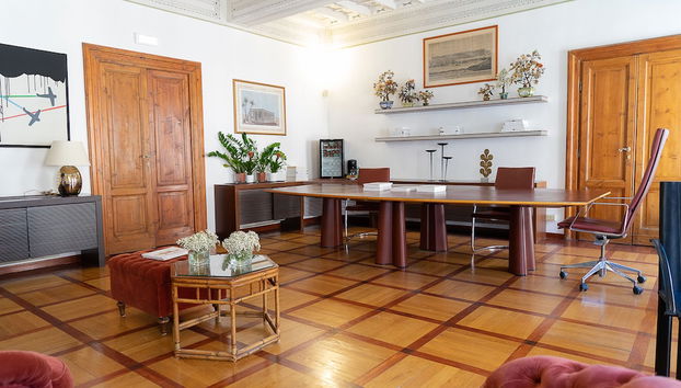 Check-in/check-out kiosk